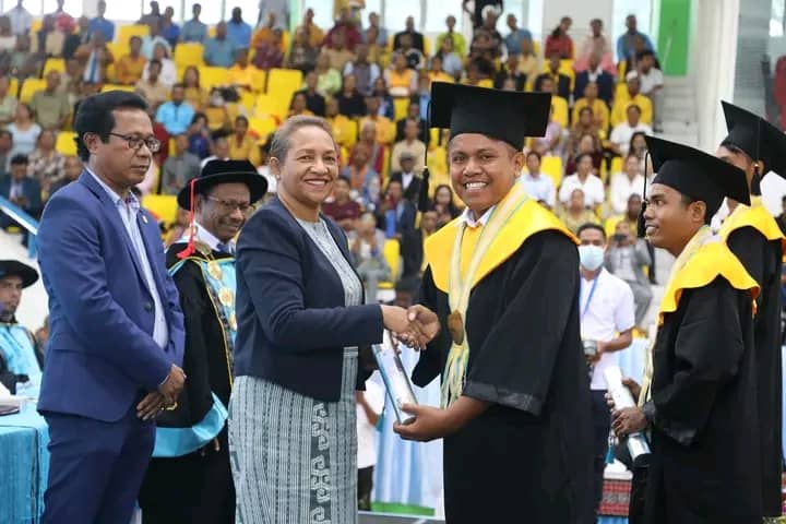 MINISTRA EDUKASAUN PARTISIPA IHA SERIMÓNIA GRADUASAUN UNTL BA DALA-XXXIII HO FINALISTA 2.677